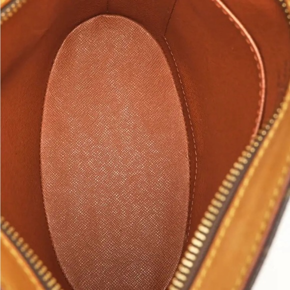 Louis Vuitton
Drouot leather crossbody bag - Picture 5 of 7